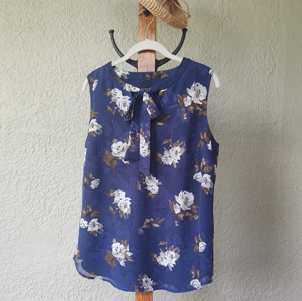 Floral sleeveless pullover blouse